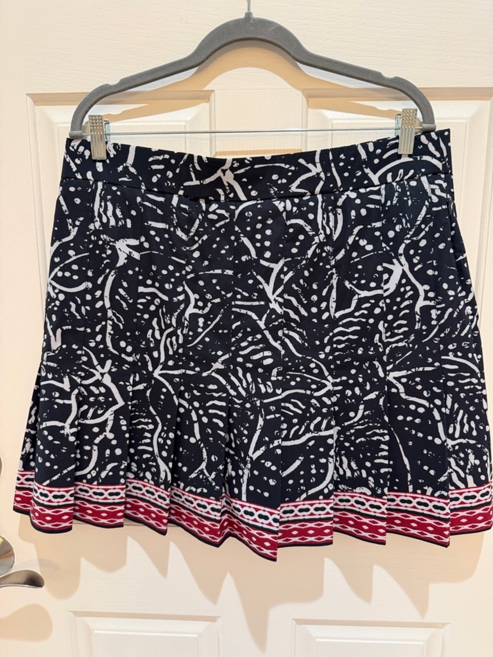 Chico's Black, White & Maroon Abstract Print Skirt, Chico size 2/US 12